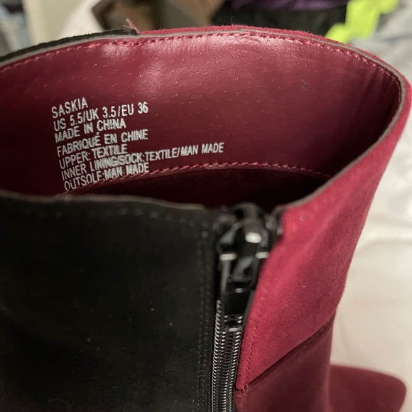 Red and black heeled boots - Picture 5 of 6